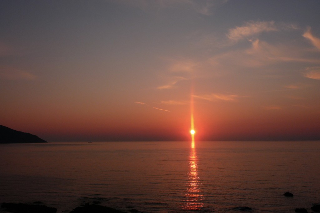 Coucher de soleil vu depuis la terrasse panoramique avec vue sur mer du bar du village vacances Paese di Lava à Ajaccio en Corse du Sud