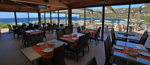 Le restaurant panoramique avec vue sur la mer du village vacances Paese di Lava à Ajaccio propose une cuisine soignée et à l’assiette qui met à l'honneur les spécialités corses