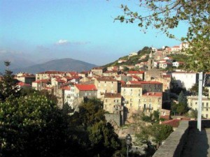 Photo panoramique de Sartène en Corse du Sud, ville qui attire le plus de monde pour la fête du Catenacciu en Corse lors du week-end de Pâques