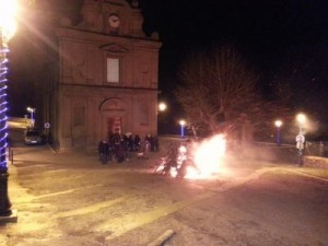 Après la messe de Noël, une tradition corse veut qu'on installe du bois devant l'église afin d'y faire un grand feu : le bûcher de noël