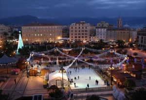 Le marché de noël d'Ajaccio se tient tous les ans sur la place du Diamant en ville avec chalets et patinoire