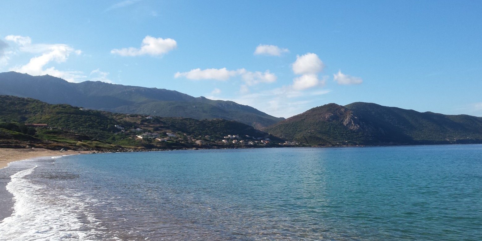 plage-déserte-ajaccio-corse-vacances-octobre En bas des logements du village de vacances, la plage de Lava est déserte en Automne, idéal pour un séjour en Corse au mois d'octobre