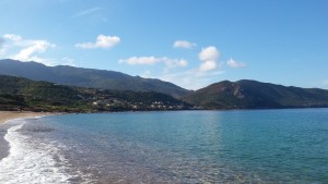 En bas des logements du village de vacances, la plage de Lava est déserte en Automne, idéal pour un séjour en Corse au mois d'octobre