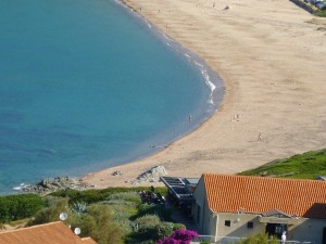 La plage de Lava se trouve à 200 mètres des chambres et appartements de la résidence de vacances basée à côté d'Ajaccio en Corse du Sud