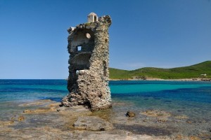 La Corse compte plus de 80 tours génoises sur son littoral au bord de l'eau