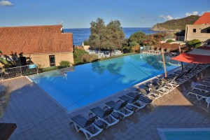 La piscine chauffée avec vue panoramique sur la mer à la résidence de vacances Paese di Lava à Ajaccio
