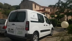 Véhicule utilitaire électrique Peugeot de la résidence de vacances Paese di Lava en Corse