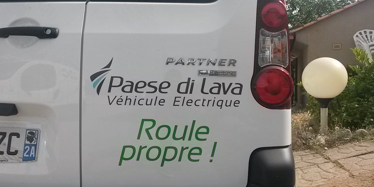 véhicule-électrique-paese-di-lava-village-vacances-corse
