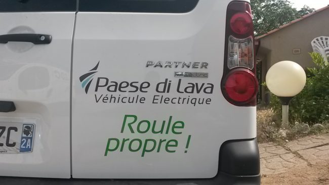 véhicule-électrique-paese-di-lava-village-vacances-corse